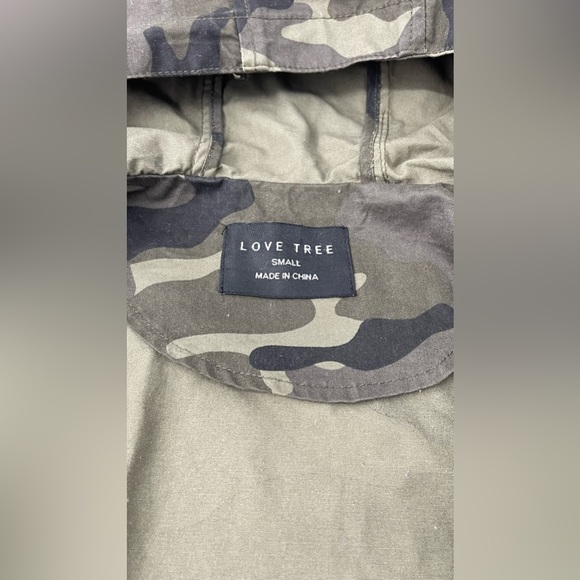 Love Tree Camouflage Long-Sleeve Hooded Jacket With Butterfly Patches - Picture 6 of 6